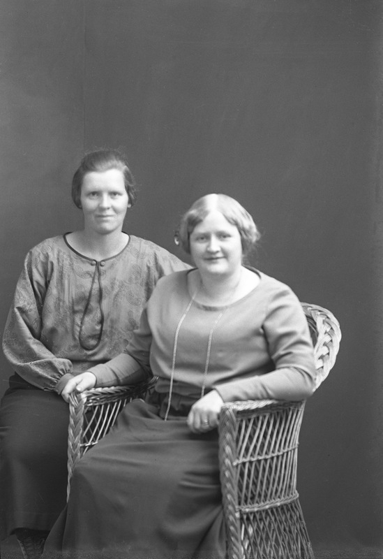 Mandelina Sjöberg stående och Fru Nylund, Hörnsjö