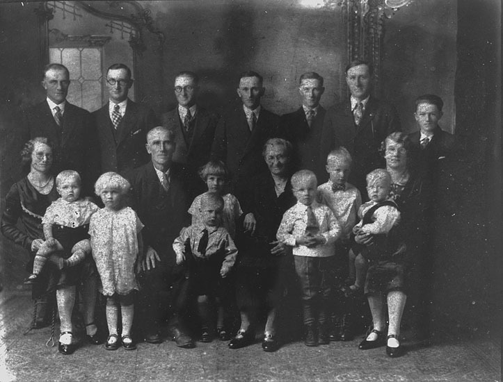 Gruppbild 1929. Axel Selin med barn och barnbar...