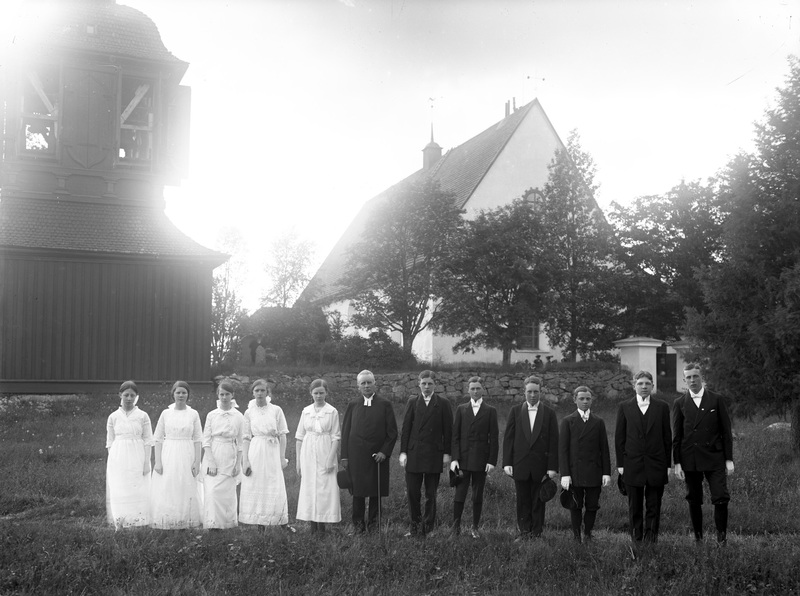 Konfirmation i Nordmaling omkring 1914. Från vä...