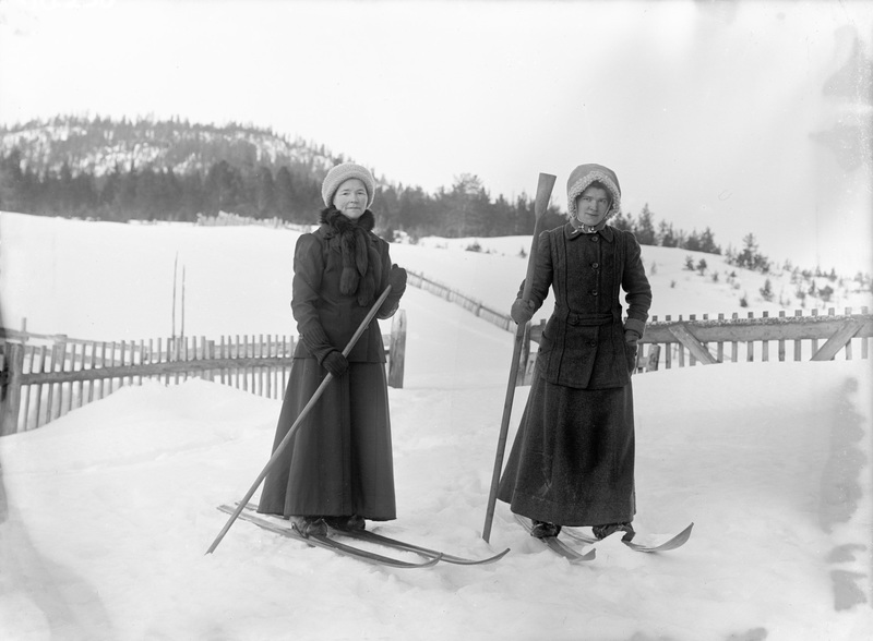 Bild på två damer på skidor. Från vänster: Inga...
