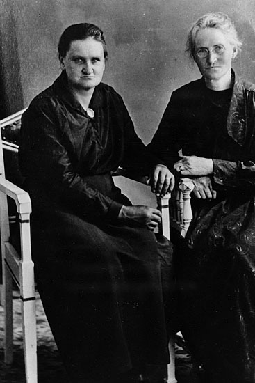 Till höger Sofia Karolina Lundberg, gift med Ol...