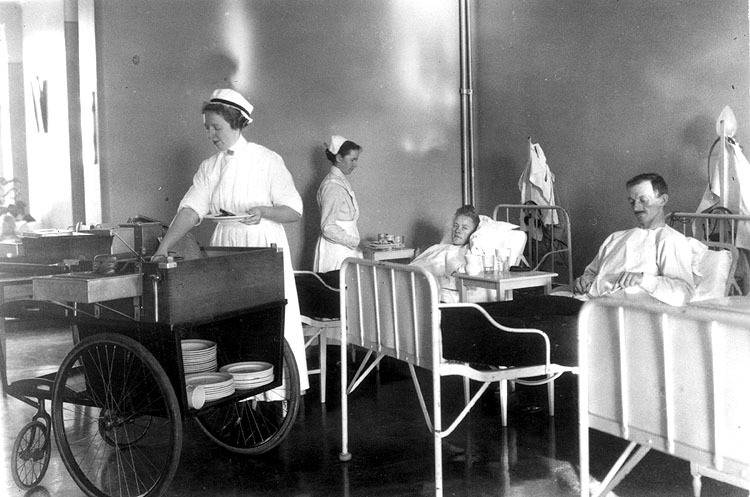 Matutdelning på vårdavdelningen, 1920-talet.