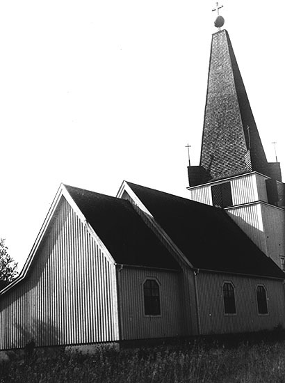 Viktoriakyrkan är belägen vid sjön Överstjuktan...