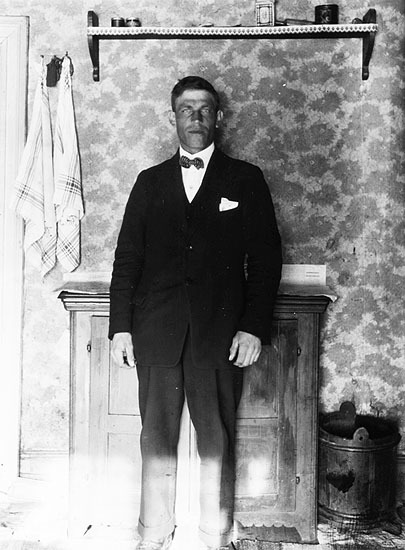 Ossian Andersson fotograferad i sitt kök 1927.