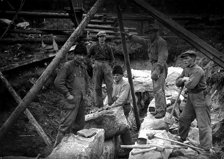 Stenarbetare vid Välvsjöliden 1939. Vägen mella...