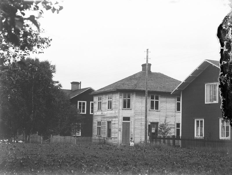 Husen från vänster är: Hugo Holmbergs hus, det ...
