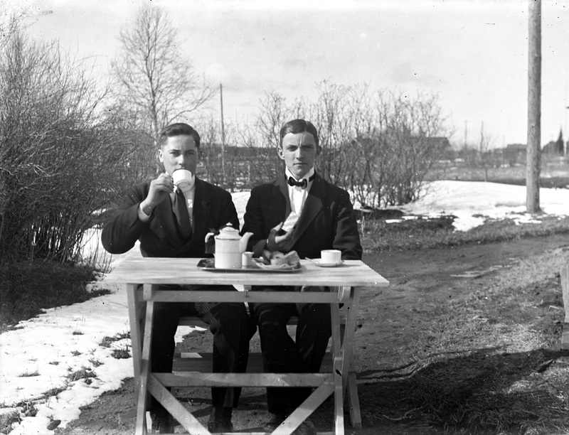 Sixten J och Edvin på kondis april 1921
