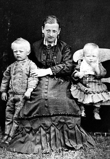 Fru Lindberg med barnen Axel och Ida.