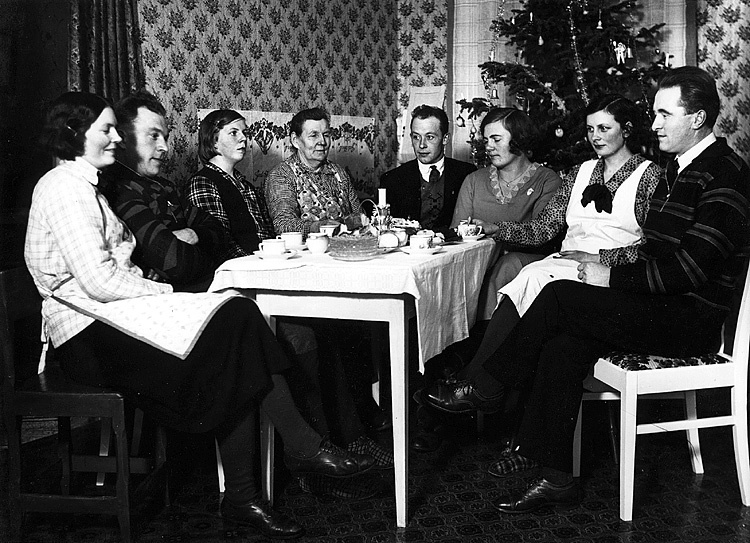 Familjen Karlsson fotograferade vid julen 1935....