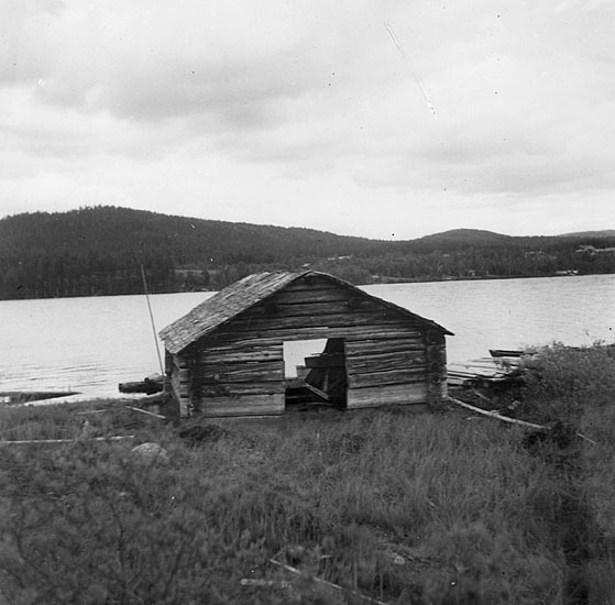 Manfred Sjödins båthus. Foto från västsydväst.