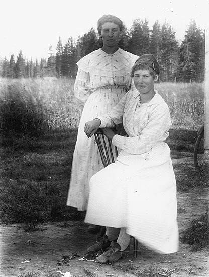 Till vänster: Judit Holmgren, Torviksele (hette...