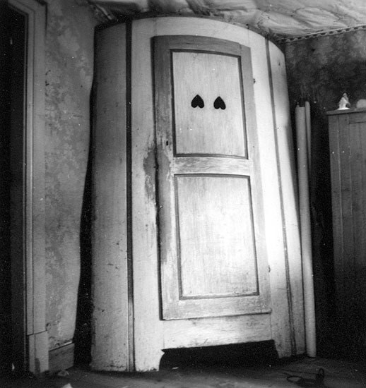 Mjölkskåp med refflade dörrspeglar hos Holger Å...