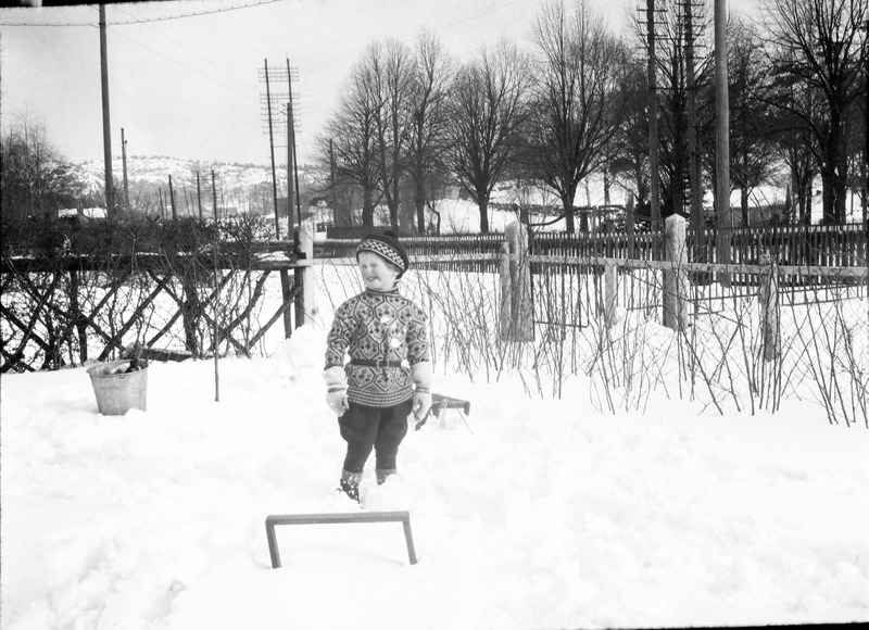 Bengt Magnus leker i snön. Uddevalla, ca 1924.