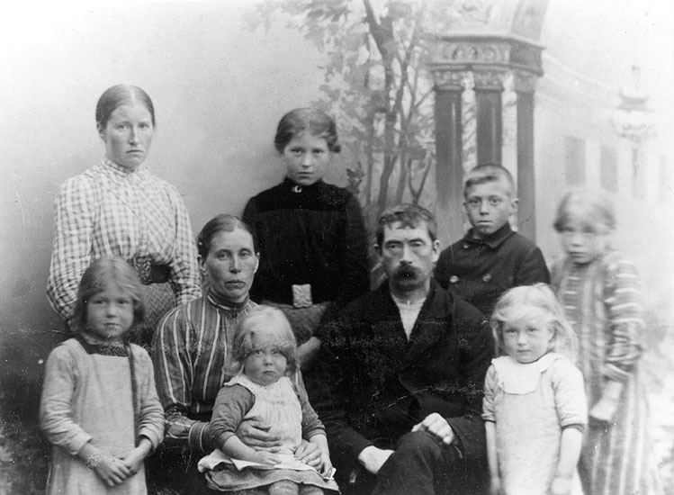 Familjen Grundström i Nabbnäs. Främre raden frå...