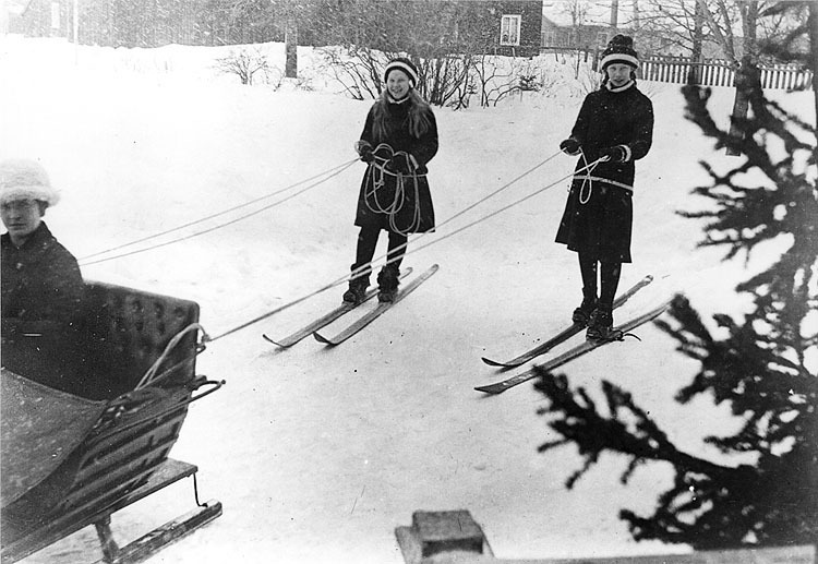 Flickorna Grapengiesser tolkar på skidor på ski...