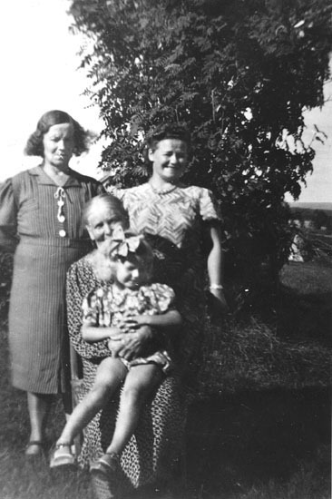 Fyra generationer i Bellvik på 1940-talet. Från...