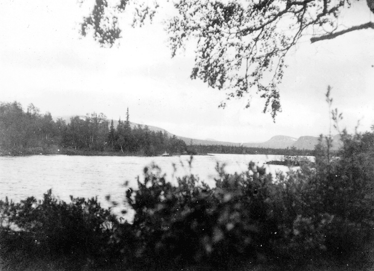 Bergsjön på vägen från Dikanäs till Fatmomakke.
