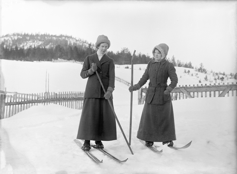 Anna Nilsson och Gertrud Andersson på skidor.