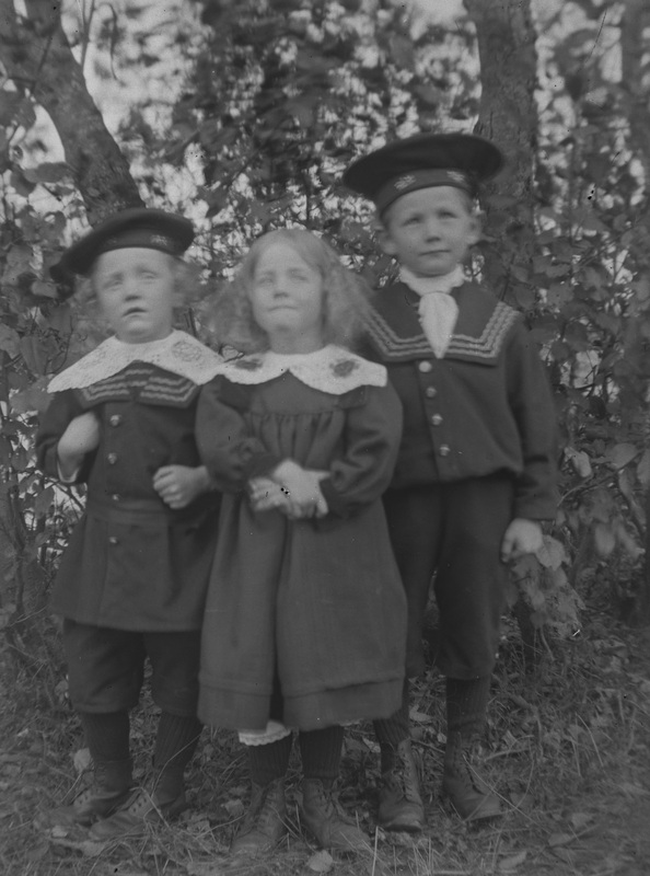 Barnen Gustav, Elsa (f. 1910) och Harald Sandst...