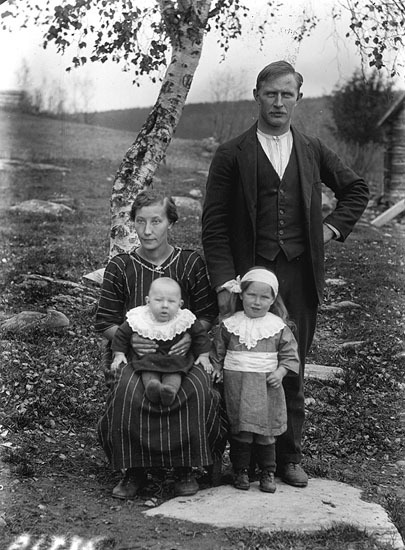 Ida och Karl-Erik Grundström med barnen Vallner...