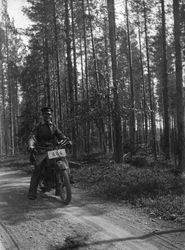 Motorcykel AC 4 på en skogsväg. Hjalmar Nilsson...