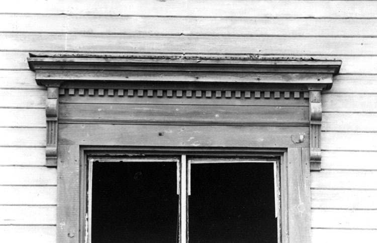 Byggnaden under rivning april 1967. Fasad mot B...