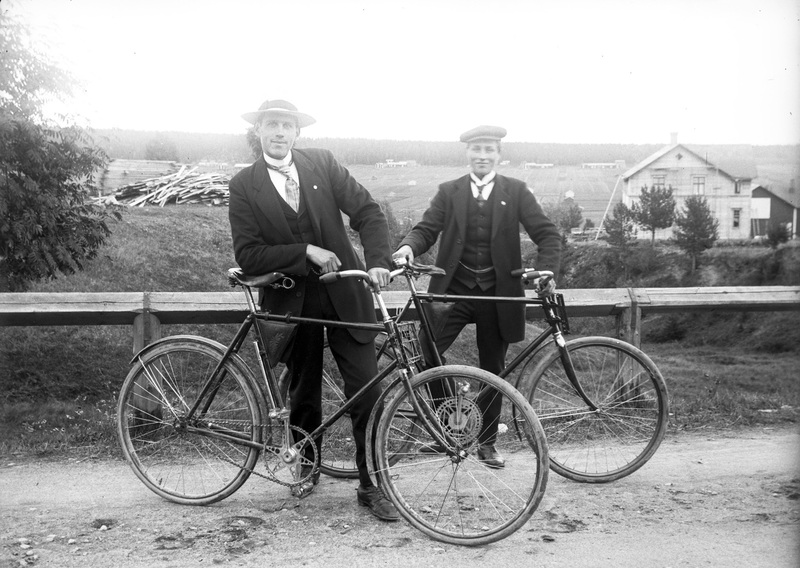 Två karlar vid sina cyklar.