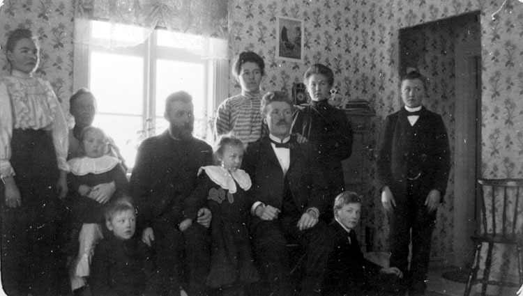 Familjen Pelle Lindmark, Vinliden. Möjligen 1908.