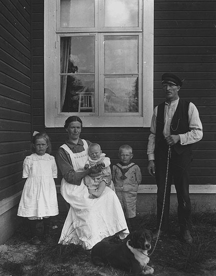 Johan Karlsson Agnäs med familj. Från vänster O...