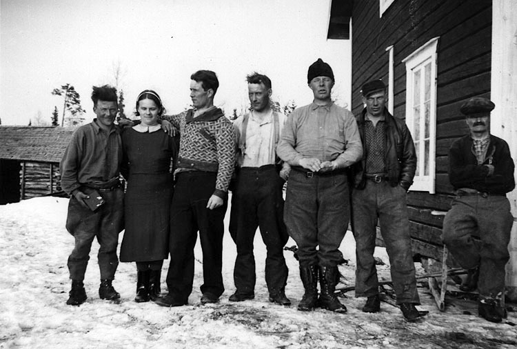 Skogsarbetare vid kronot. Bäverselet 1938. Ståe...