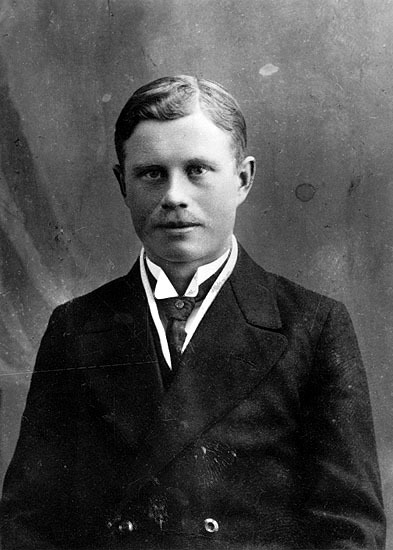 Per Hansson, född 1889, hemmansägare i Hällastr...