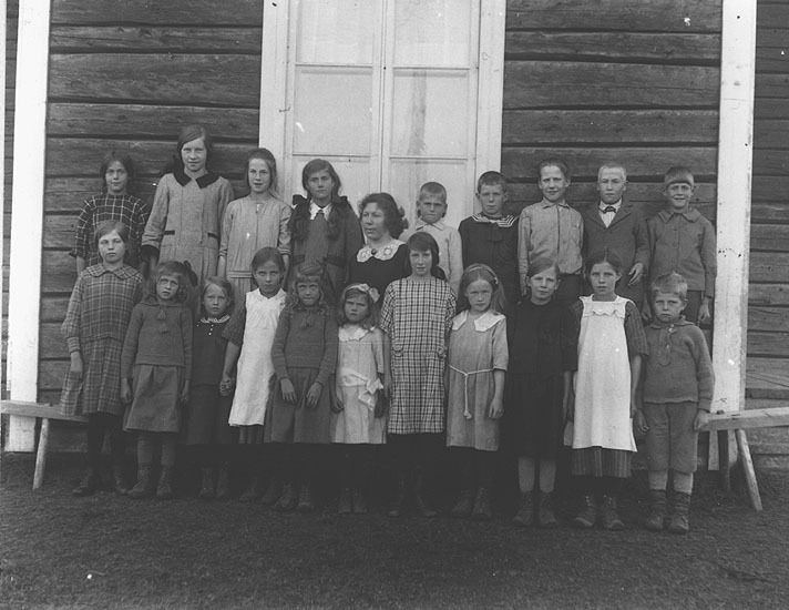 Skolan i Lill-Vännäs 1925. I mitten i vit klänn...