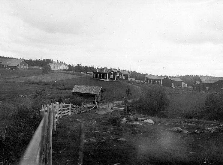 Vy över Lidsjön tagen 1931. Den vita byggnaden ...