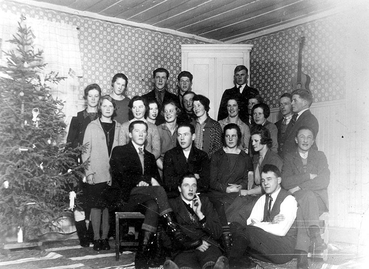 Ånäsets ungdom 1929. Interiör med julgran.