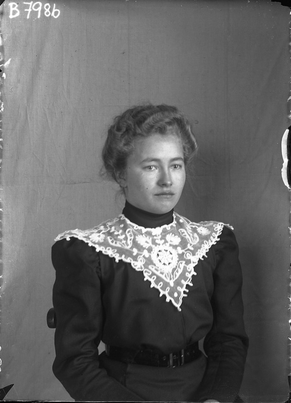 Betty Asplund gift Hälleberg. Porträtt ung kvinna.