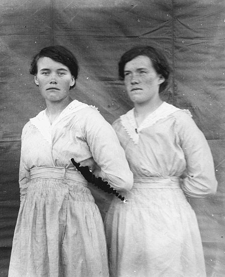 Systrarna Julia och Klara Bergman.