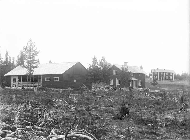 Tyko Asplund och hans hus i Heden. Överst Per E...