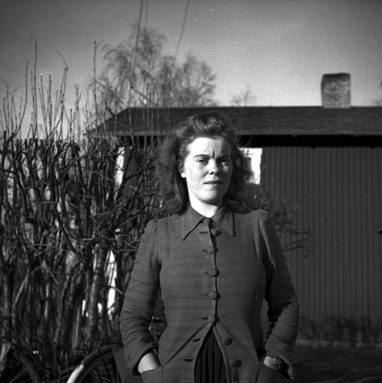 Ulla Hedqvist, Bodarna, framför deras hus.