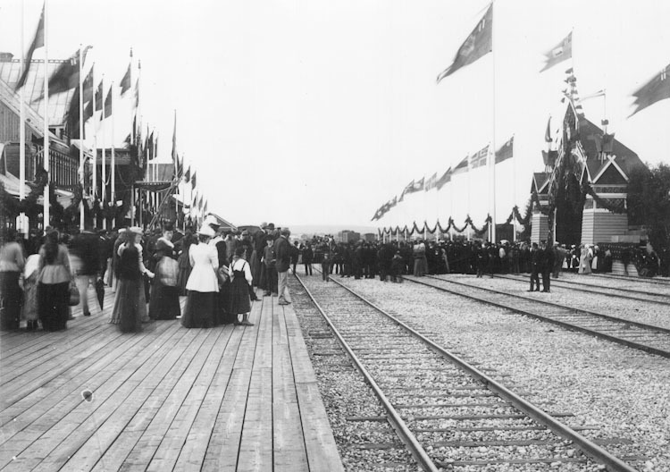 Stationshuset vid invigningen den 2/8 1894.