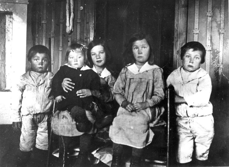 Severin Viklunds barn omkring 1920. Från vänste...