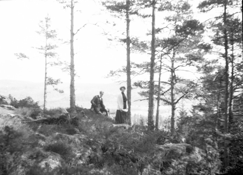 Axel och Louise Stenberg i skogen. Rölanda, 1911.