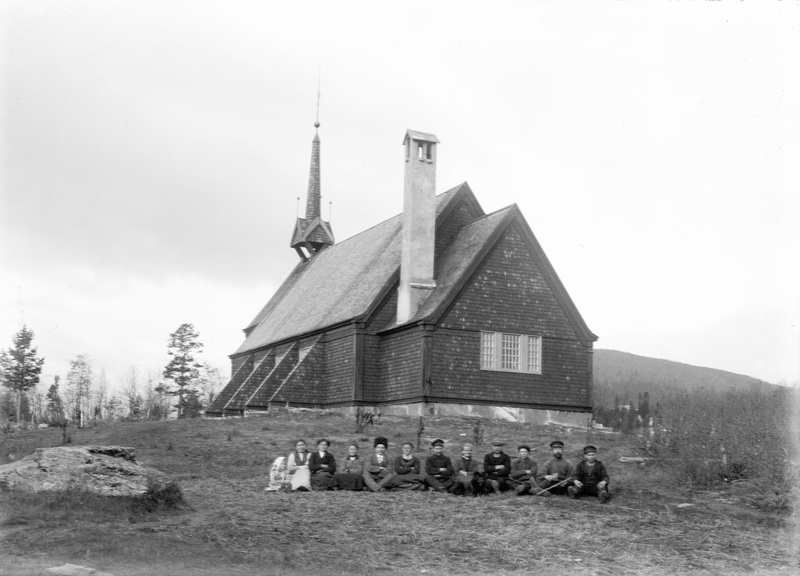 Kyrkan i Ammarnäs. Från vänster: 3:e Mia Larsso...