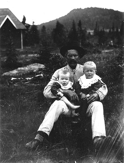 Morfar O A Stenmark med barnbarnen Arne (till v...
