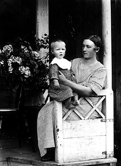 Systrarna Agda Jonsson, gift Näslund, född 1906...