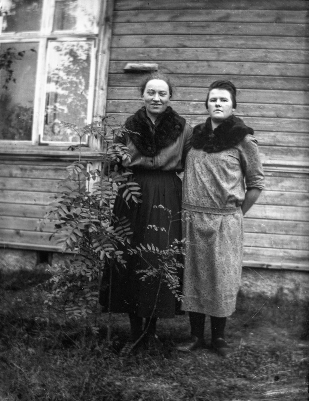Till höger fotografen Selma Johansson