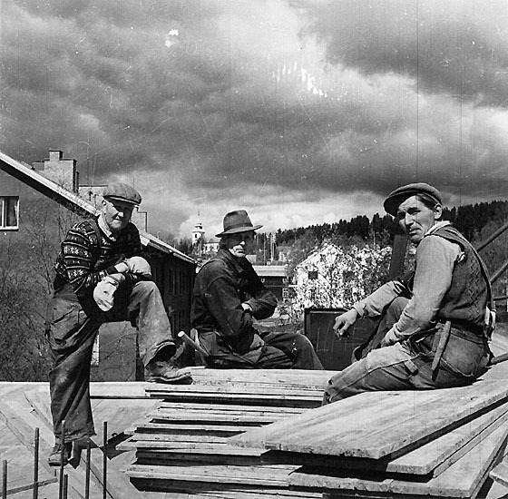 Från vänster träarbetarna Hjalmar Lindberg, Osc...