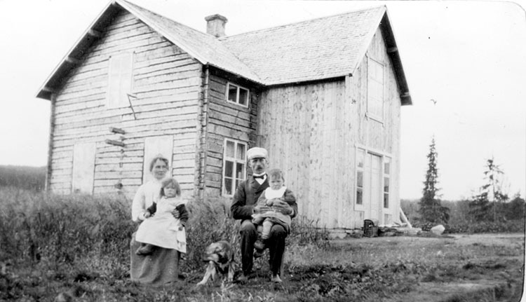 Kronojägaren F H. Johansson med familj vid sin ...