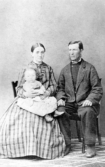 Emanuel Jonsson med hustru och dotter Oliva Ema...