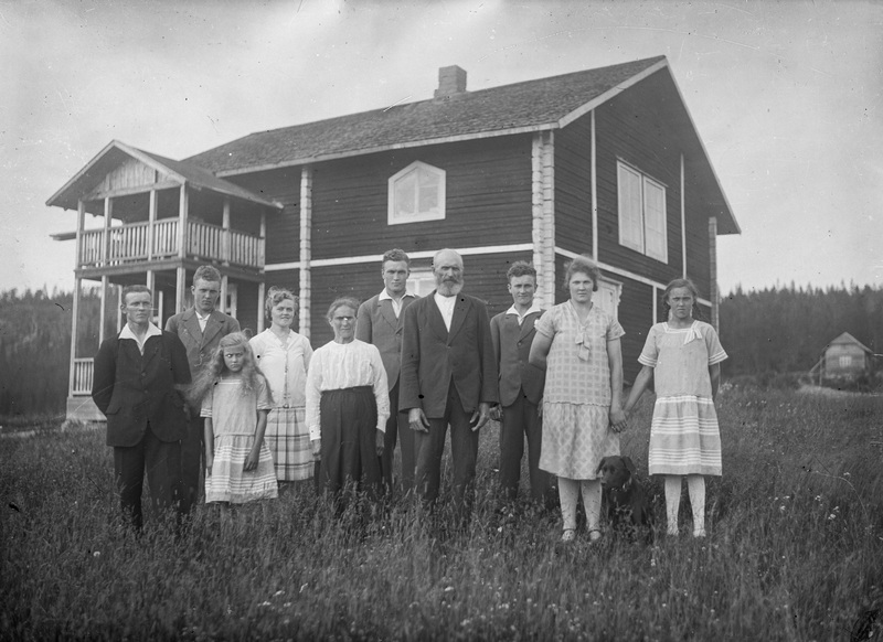 Karl Persson med familj på gården i Ankarsund.