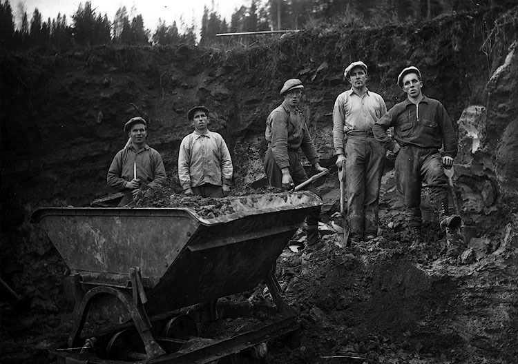 Vägarbete vid Välvsjöliden 1939. Arbetare från ...